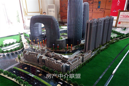 宇和小区三室二厅149平精装有储无证出售